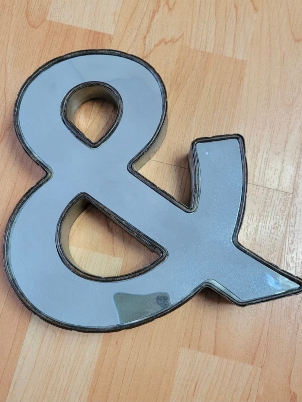 Mirrored metal ampersand